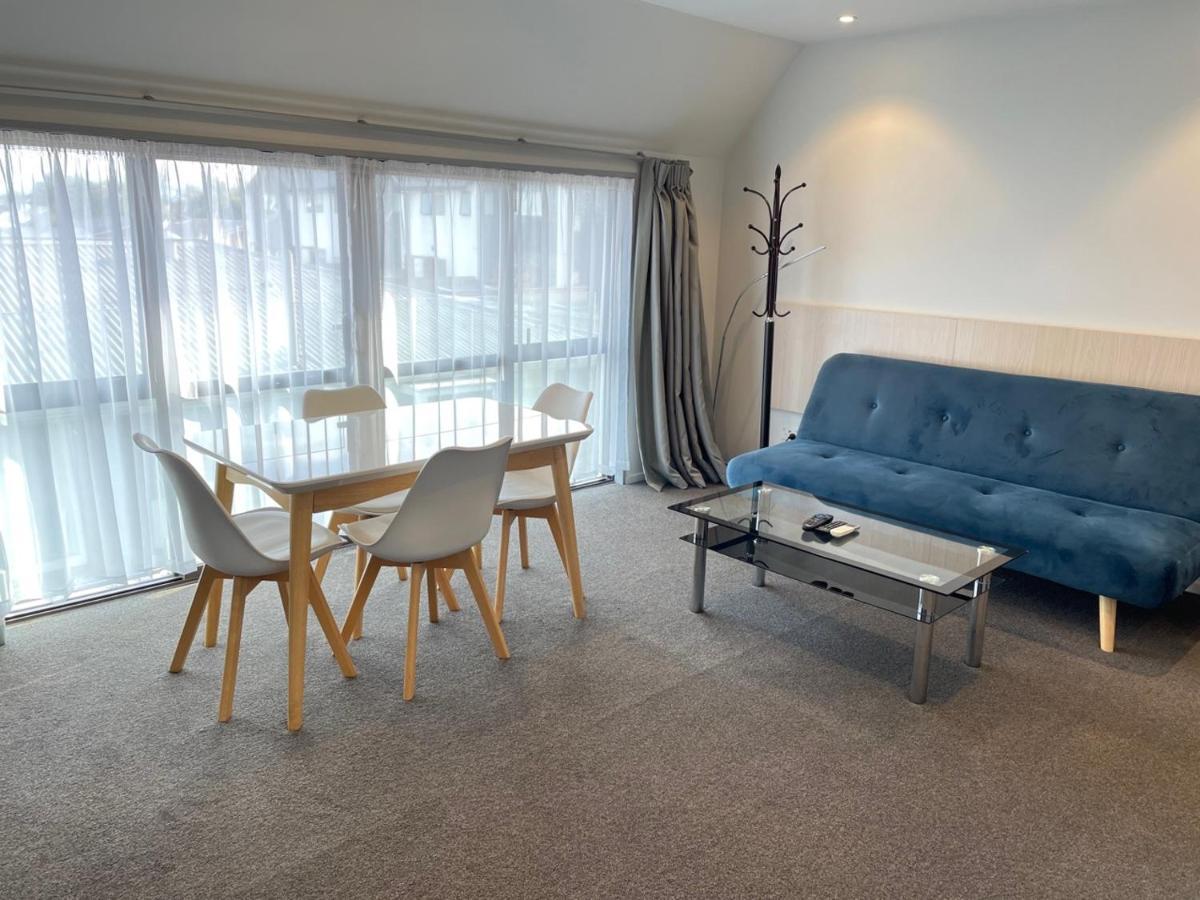 2 On Whiteleigh And 239 On Lincoln Motel Christchurch Exterior photo A living room in a serviced apartment in London