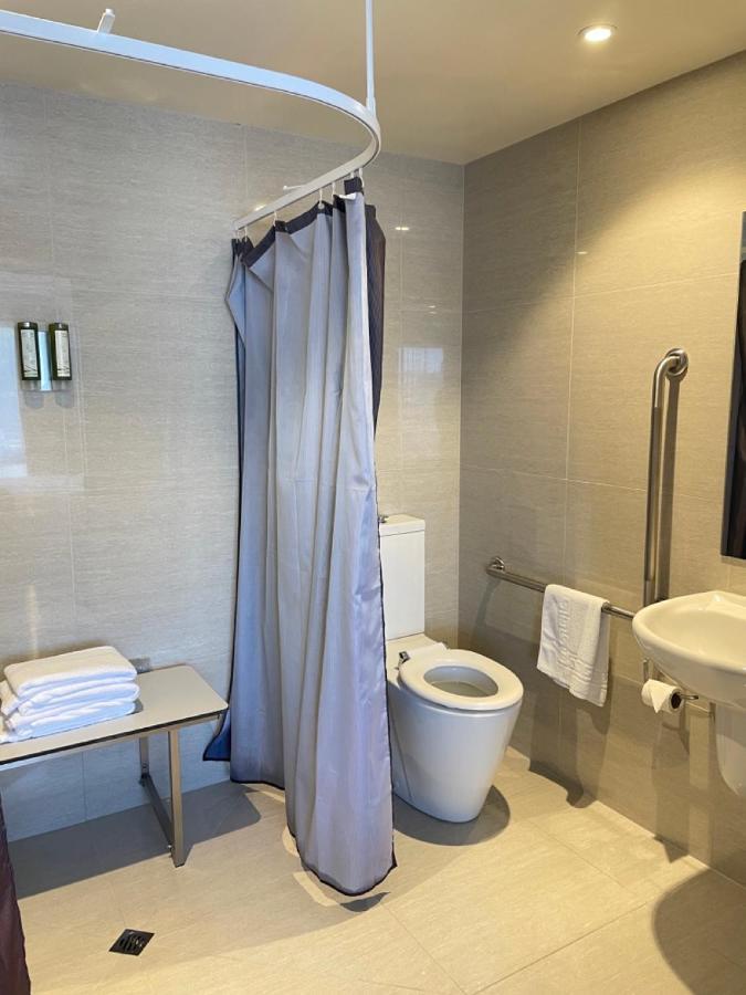 2 On Whiteleigh And 239 On Lincoln Motel Christchurch Exterior photo A shower curtain
