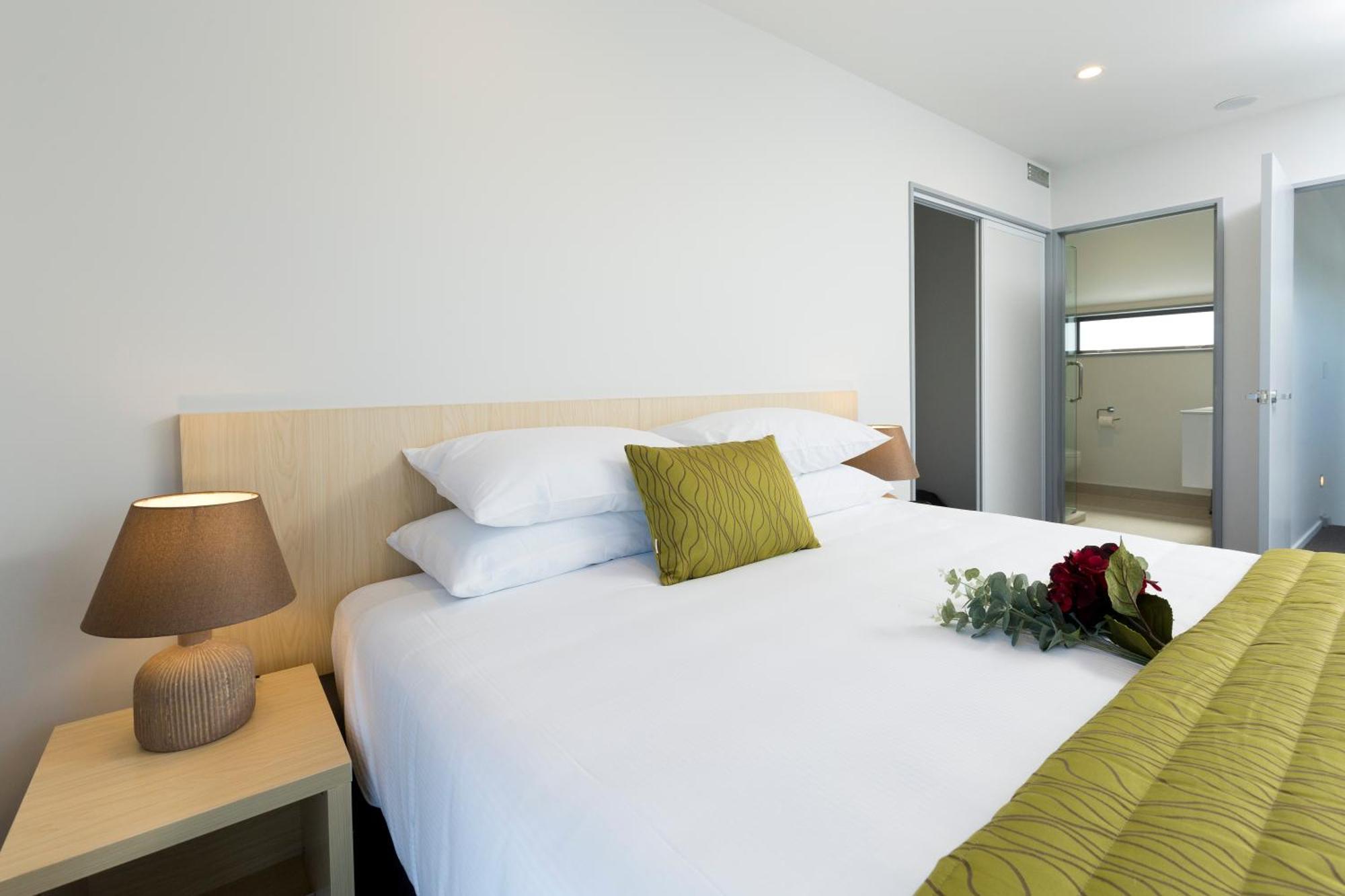 2 On Whiteleigh And 239 On Lincoln Motel Christchurch Exterior photo A bedroom at the hotel
