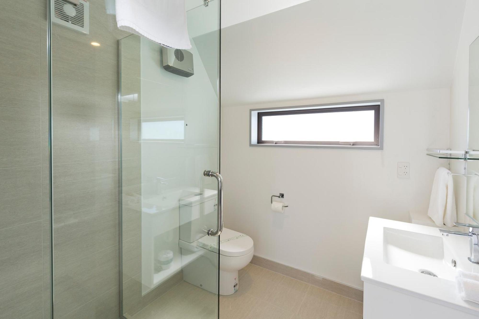 2 On Whiteleigh And 239 On Lincoln Motel Christchurch Exterior photo A bathroom with a shower enclosure