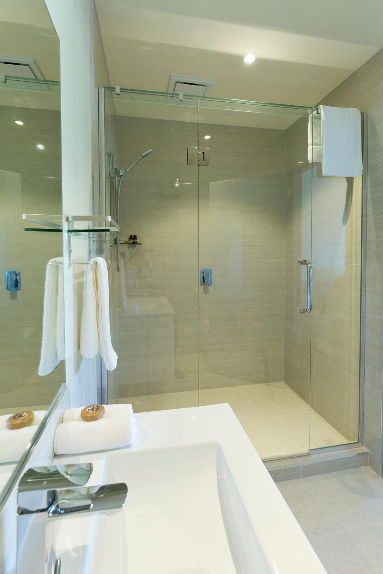 2 On Whiteleigh And 239 On Lincoln Motel Christchurch Exterior photo A shower enclosure