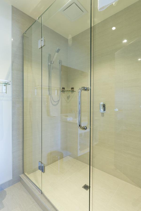 2 On Whiteleigh And 239 On Lincoln Motel Christchurch Exterior photo A shower door