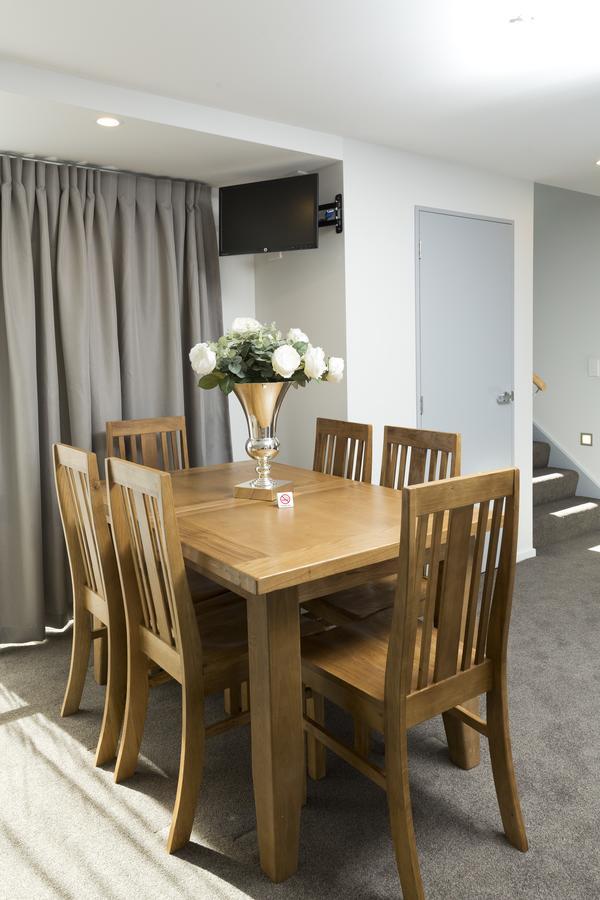 2 On Whiteleigh And 239 On Lincoln Motel Christchurch Exterior photo A dining room in a house