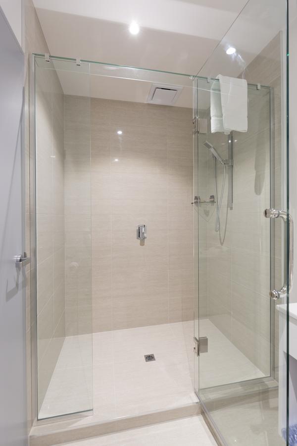 2 On Whiteleigh And 239 On Lincoln Motel Christchurch Exterior photo A shower enclosure