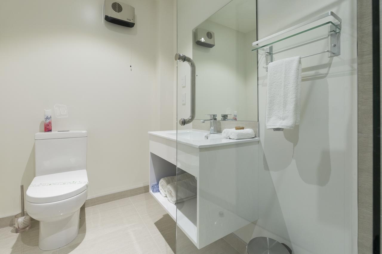 2 On Whiteleigh And 239 On Lincoln Motel Christchurch Exterior photo Bathroom